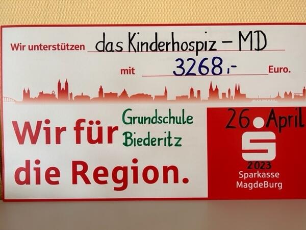 Bild vergrößern: 2023_Spenden_bergabe_an_Kinderhospiz